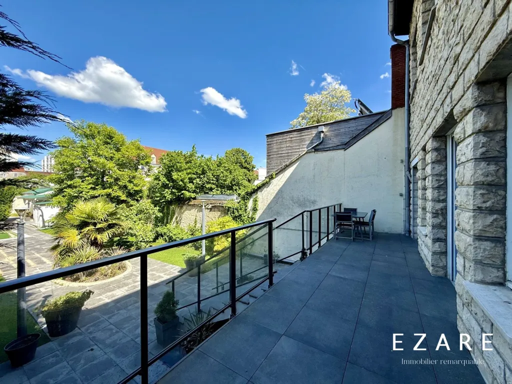 Balcony - City Centre House with Pool in Dijon