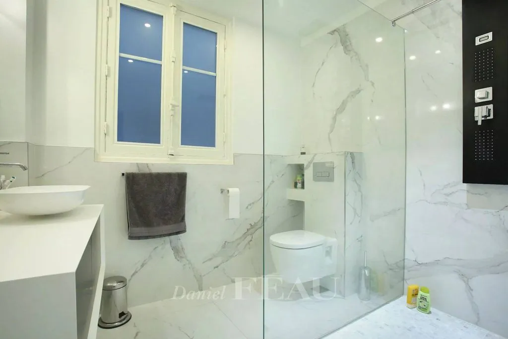 Bathrooms - Art-Deco Apartment with Fireplace in Paris