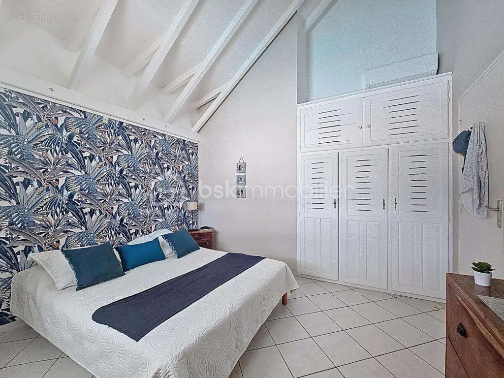 Chambres - Villa avec Piscine et Garage dans Secteur Recherché