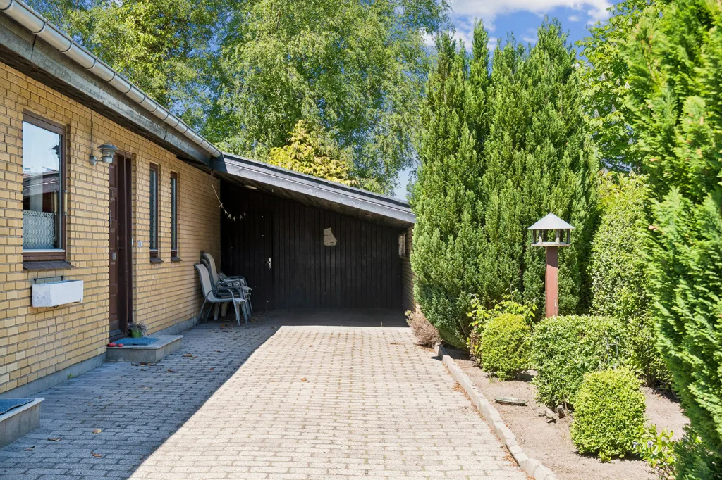 Välivaade - Well-Maintained Villa with Carport in Viborg