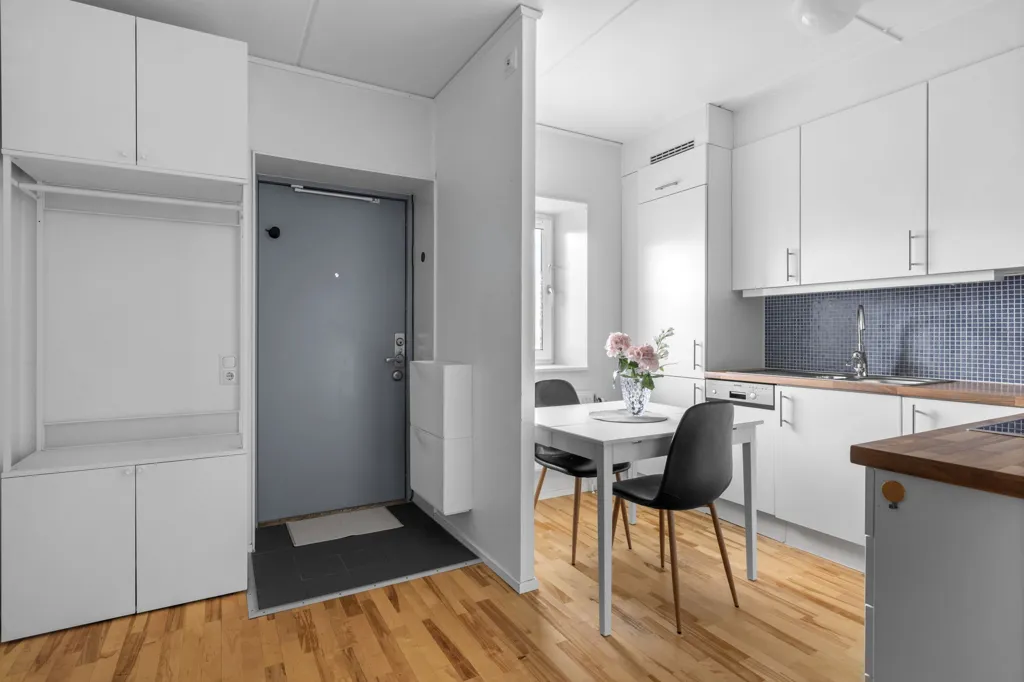Köök - 1st Floor Flat with Balcony in Fruängen