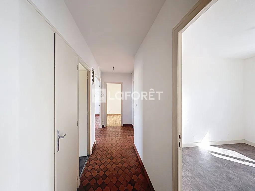 Esik - 4-Piece Flat with Balcony in Saint-Amour