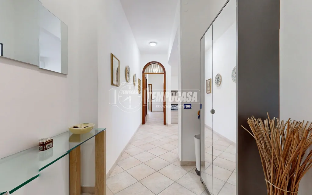 Esik - Modernised Triplex with Balcony in Mantua