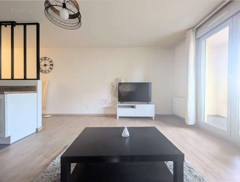 Living Room - T2 with Balcony and Parking in Lyon