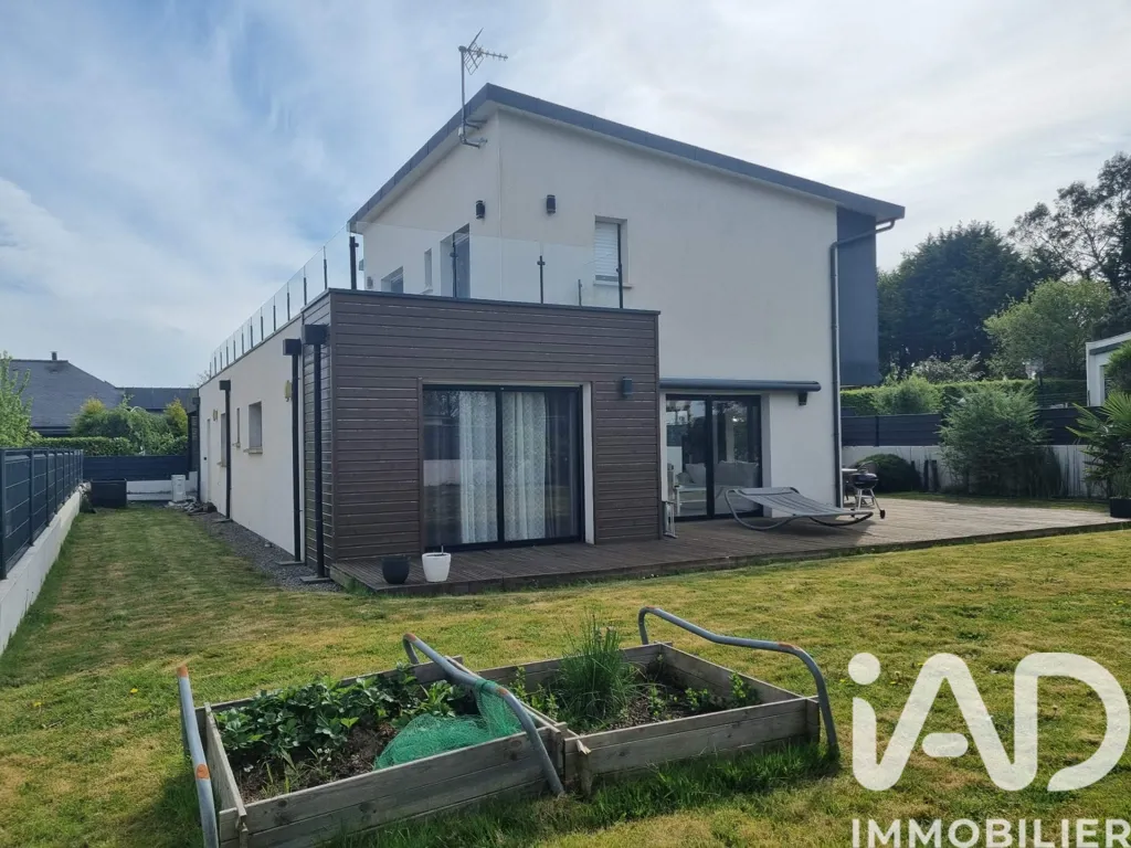 Garden - Modern House with Terraces in Pontivy