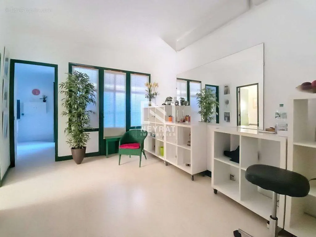 Studio - City Centre Commercial Lease in Saint-Raphaël