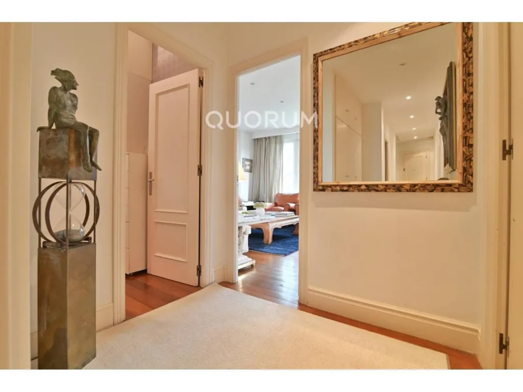 Entrée - Señorial Flat with Park Views in Abando, Bilbao