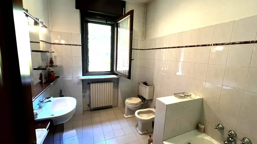 Vannitoad - Villa with Edificabile Potential in Bernareggio