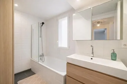 Bathrooms - Duplex Villa with River View in Montpellier-Aiguelongue