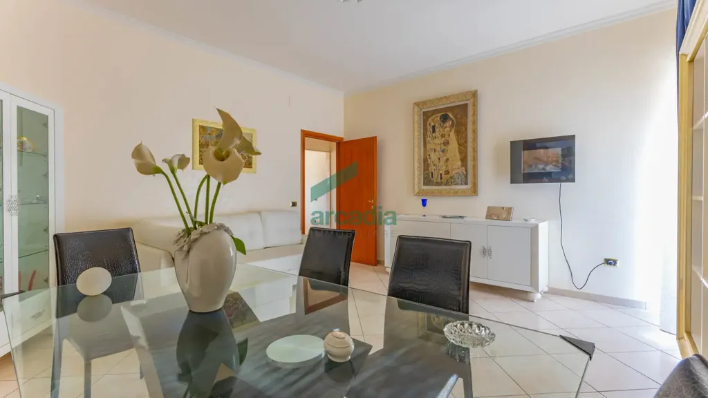 Salle à manger - 4-Bedroom Apartment with Balcony in Bari