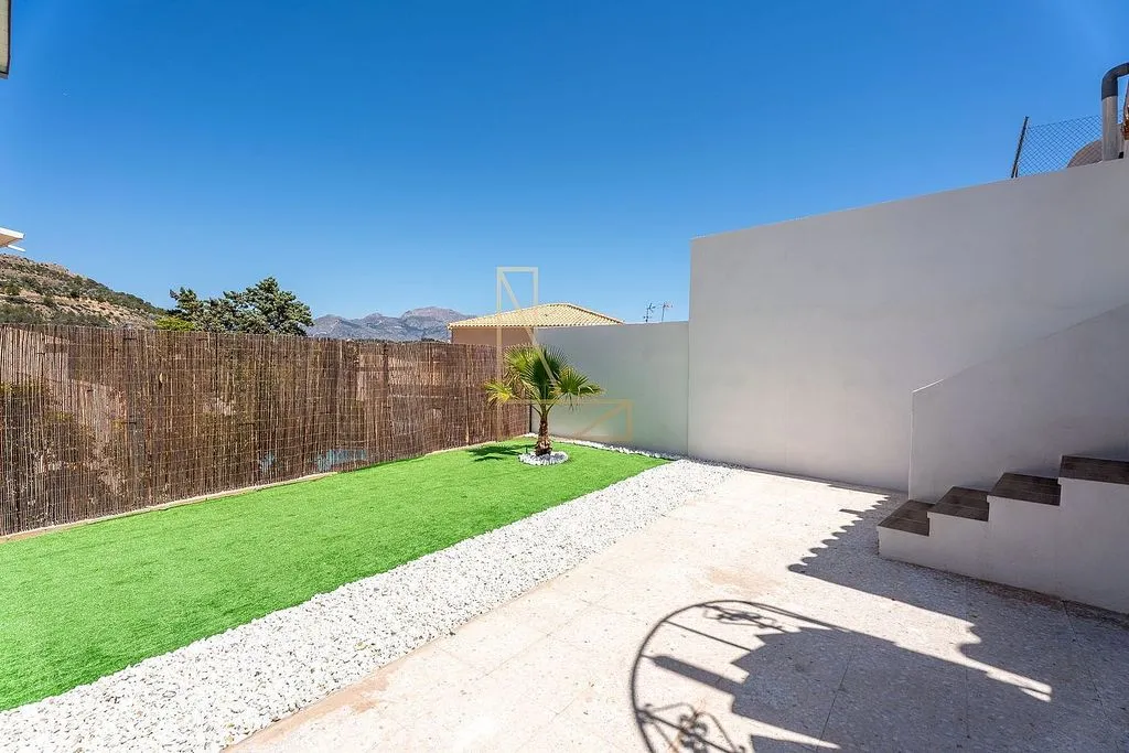 Terrass - Renovated Semi-Detached Villa with Garden in La Nucía