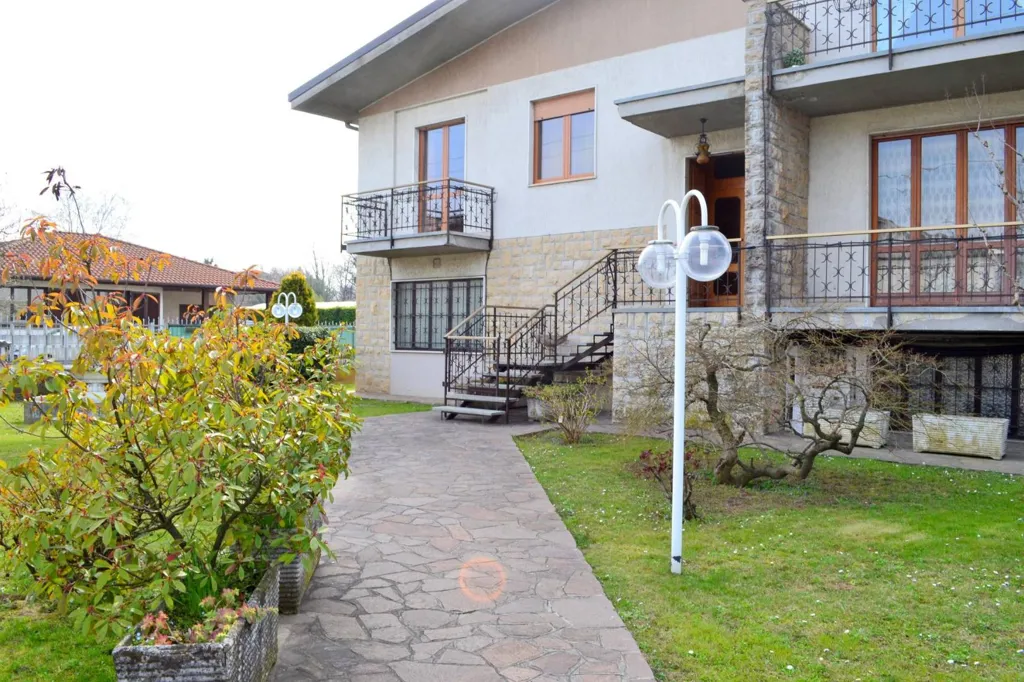 Esterno - Villa con giardino privato a Capriate San Gervasio