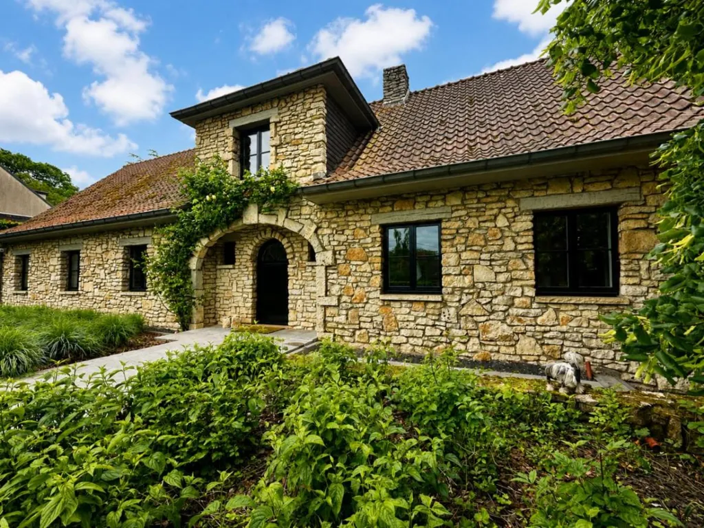 Esterno - Charming Villa with French Facade in Prestigious Area