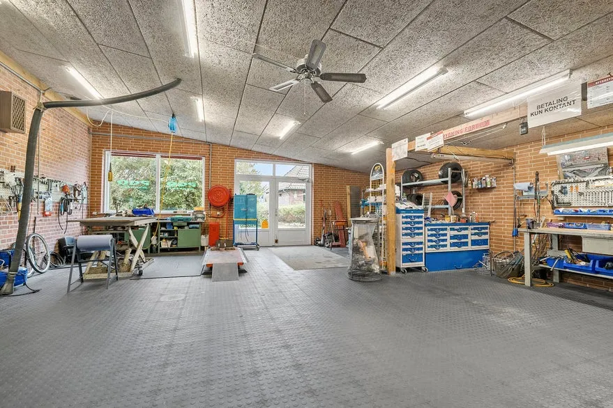 Garage - Workshop and Residence in Rødding Centre