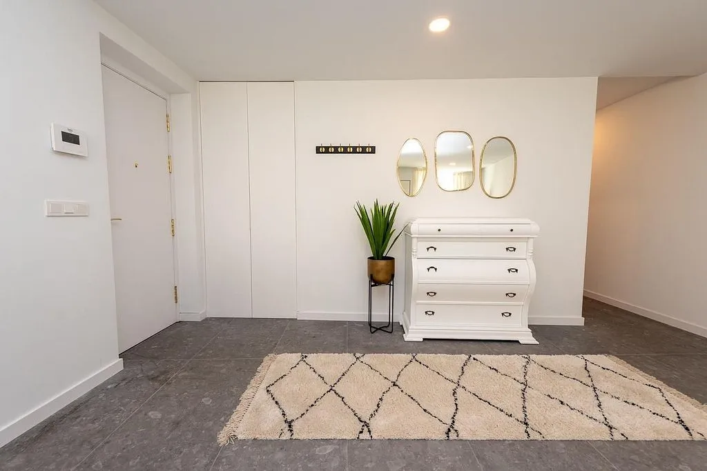 Esik - Contemporary Flat with South View in Ensanche