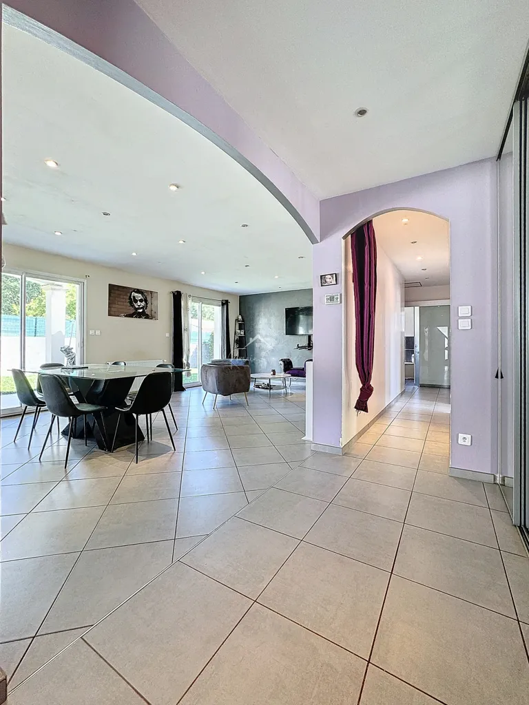 Esik - Modern Villa with Terrace near Millau