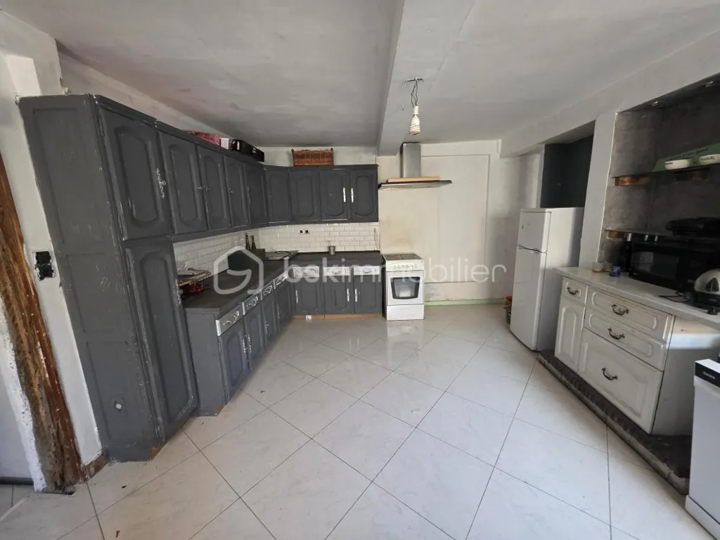 Kitchen - Townhouse with Five Bedrooms in Sens Centre