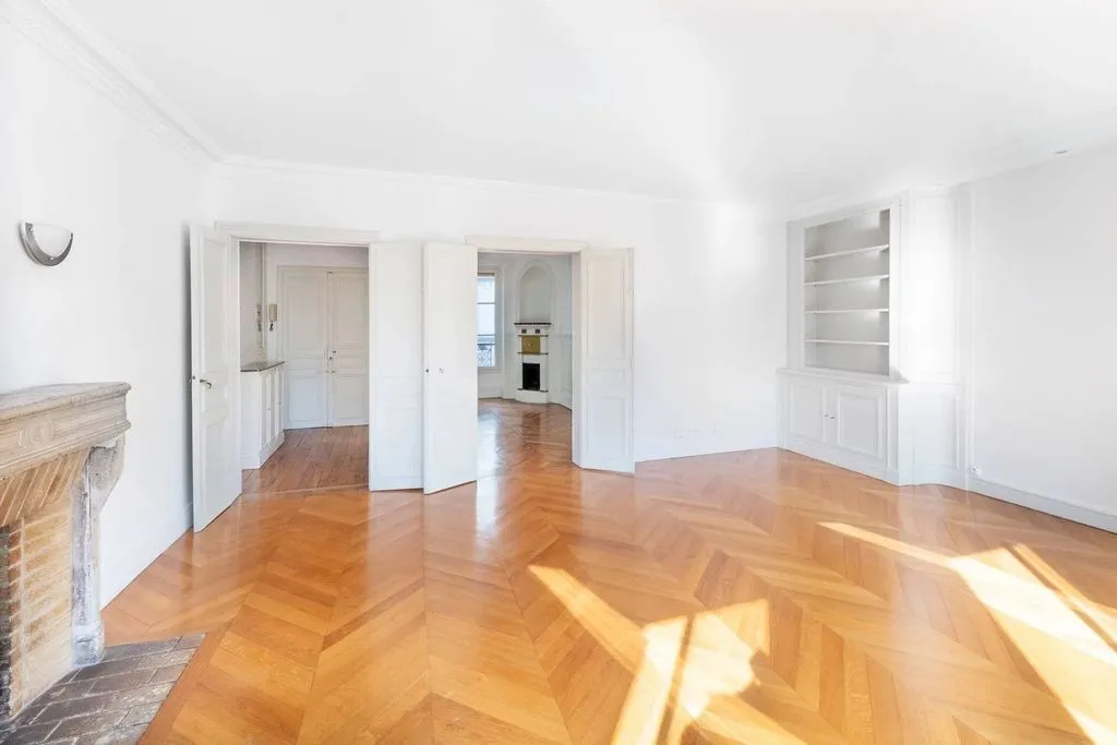 Living Room - Luxury Apartment with City View in Paris