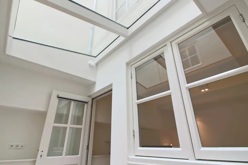 Esik - 17th-Century Canal-View Apartment in Amsterdam