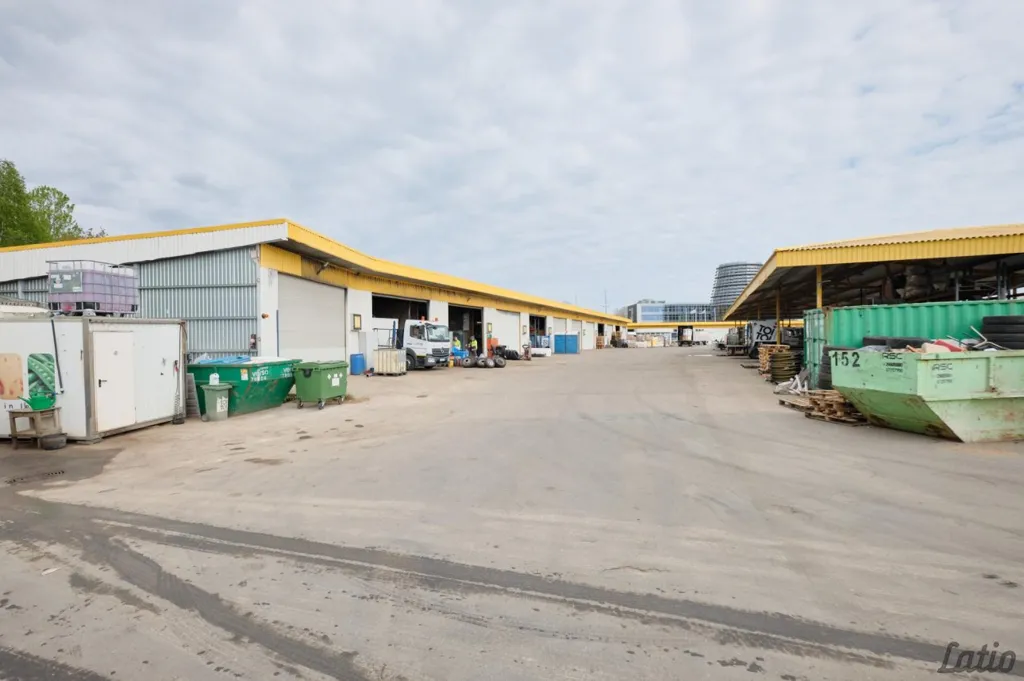 Välivaade - Commercial Space with Extensive Asfaltēta Area in Riga