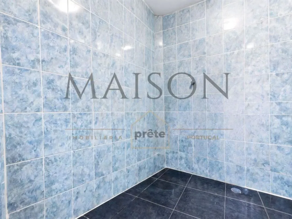 Salles de bain - Historic House with Commercial Space in Penafiel