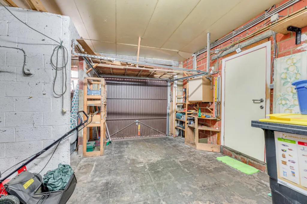 Garage - Maison Plain Pied avec Jardin et Garage à Hensies