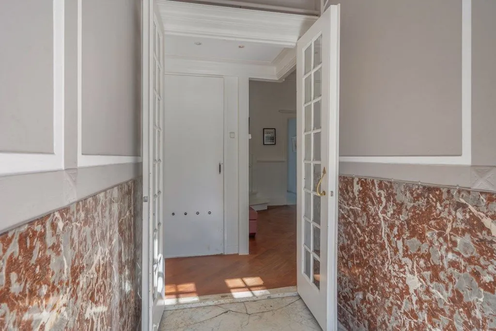 Entrée - Mansion with Garden in The Hague's Statenkwartier