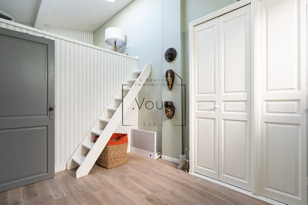 Ingresso - Penthouse with Terrace Potential in 11th Arrondissement