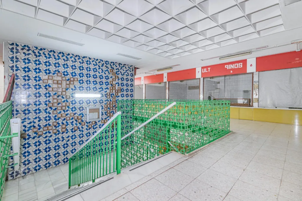 Pièces - Edified Plot with Market in Málaga