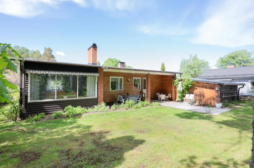 Jardin - Charismatic Bungalow with Basement in Fridhem