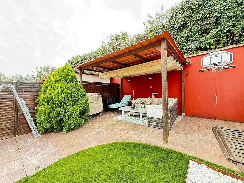Aed - Renovated Townhouse with Solar Panels in Coimbra-Guadarrama