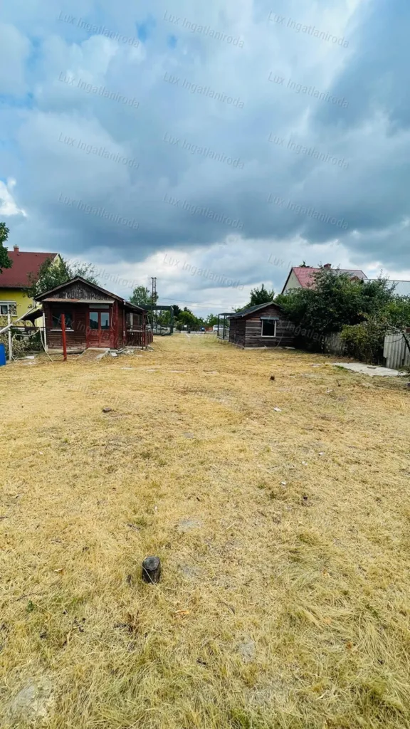 Aed - Construction Plot with Garages in Komárom