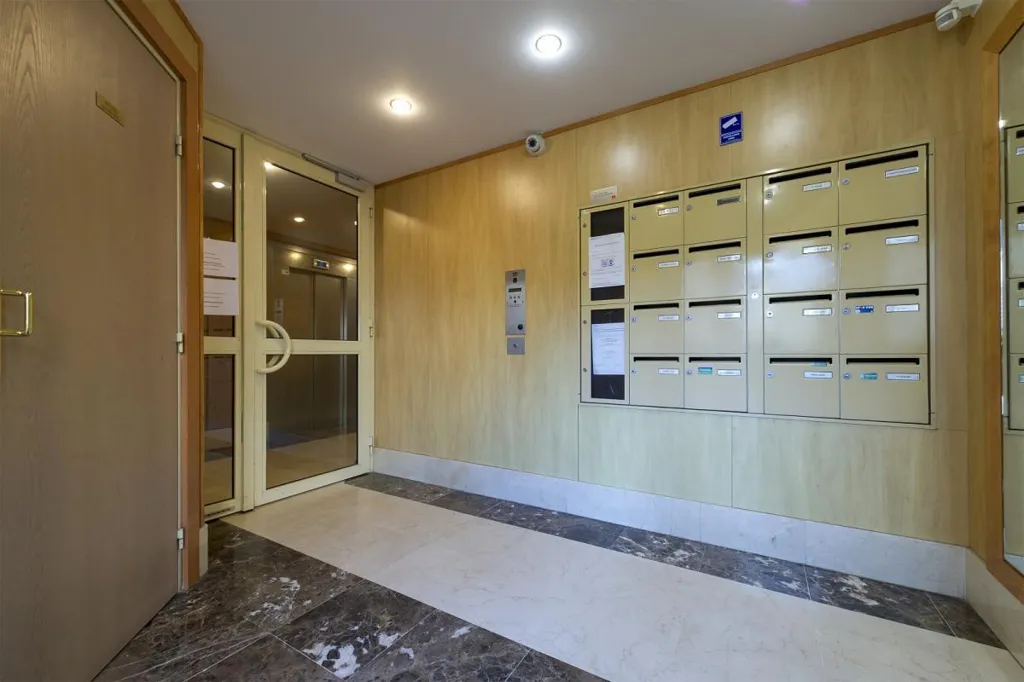 Ingresso - Spacious 5-Piece Flat with Garden View in Versailles