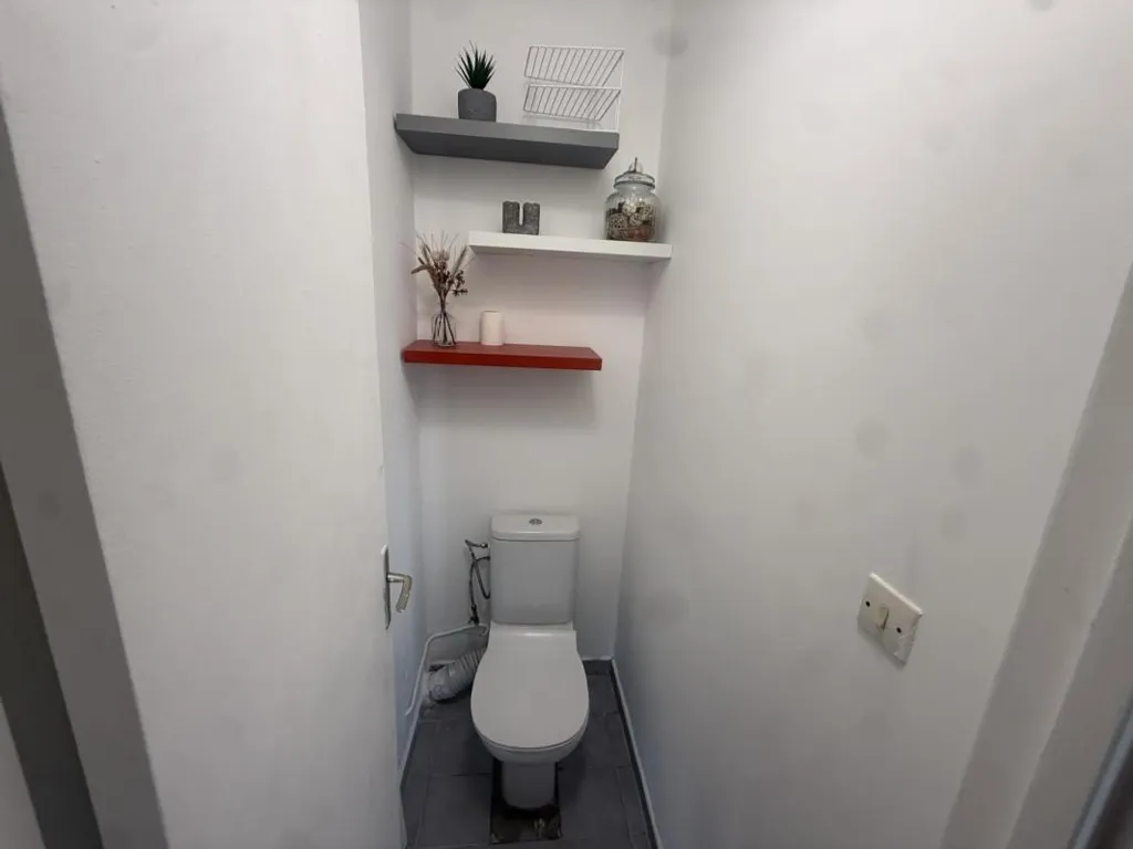 Bagni - 3-Piece Flat with Balcony in Central Location
