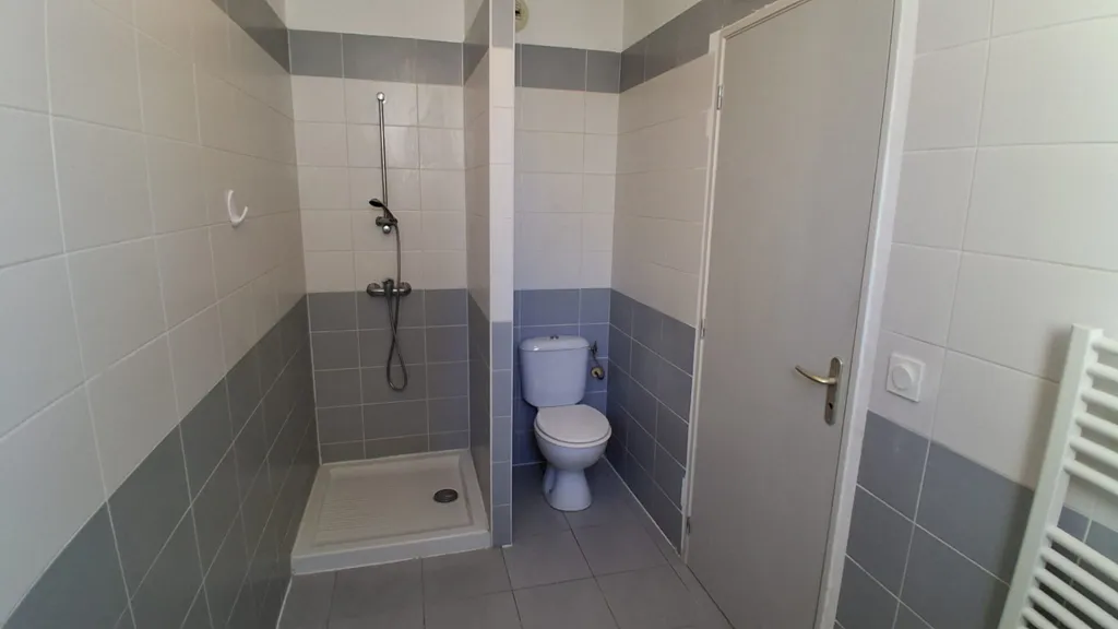 Bathrooms - Bright Studio Flat in Bastia