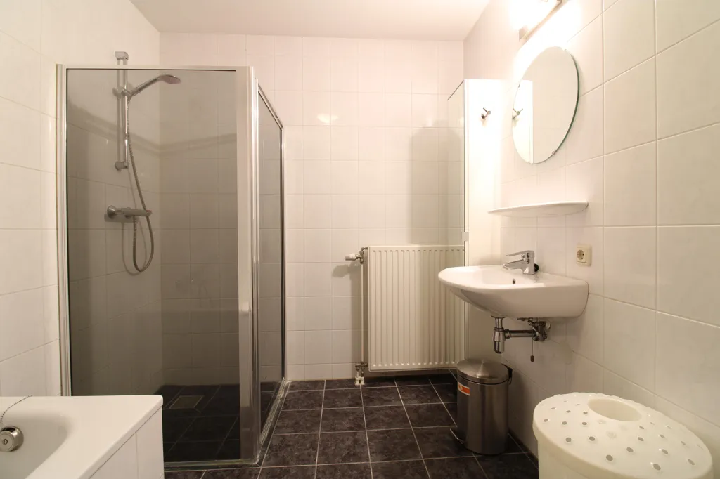 Salles de bain - 3-Bedroom Apartment with Wilhelminaplein View in Eindhoven