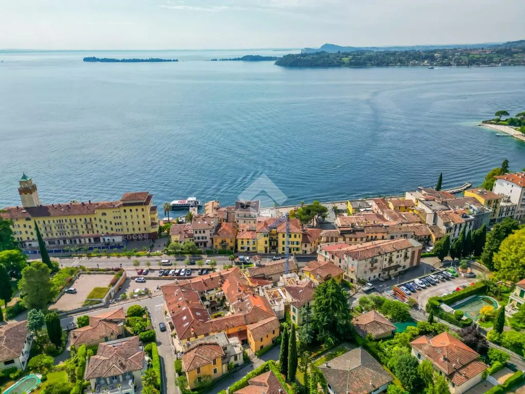 Studio Apartment with Lake View in Gardone Riviera