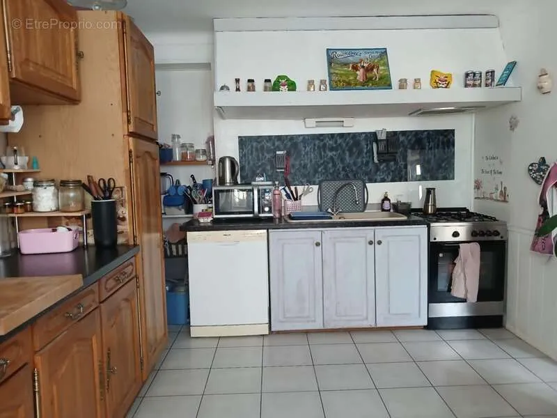 Köök - Spacious Townhouse with Mountain View in Thiers