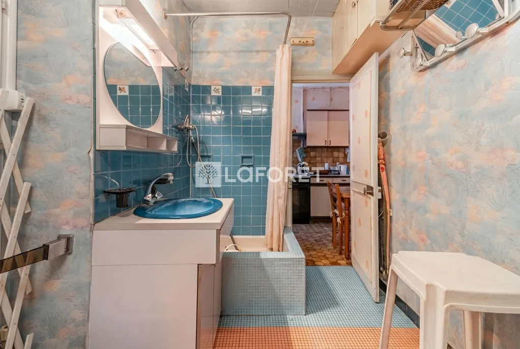 Vannitoad - 2-Bedroom Apartment with Potential in Paris 17th