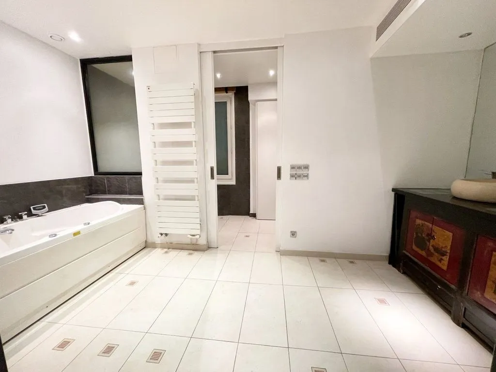 Salles de bain - Appartement Loft avec Toit Verrière à Monceau