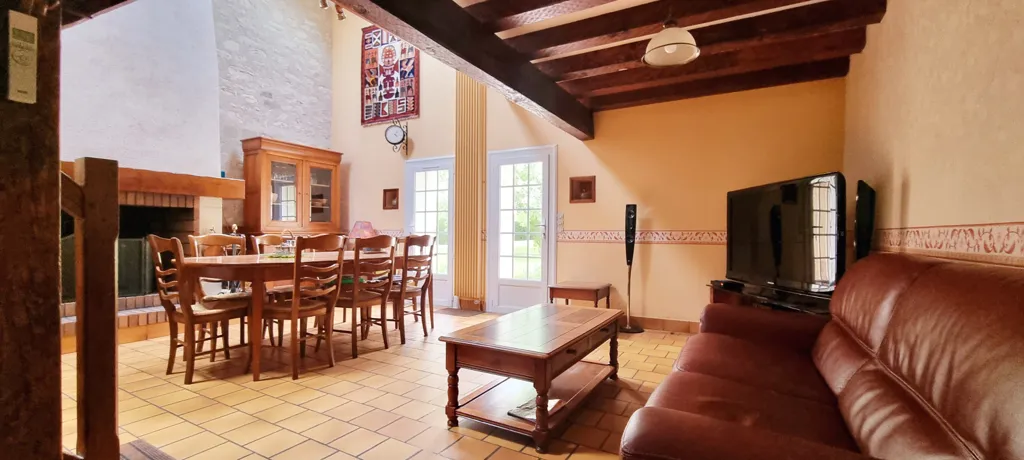 Söögituba - Charming Longère with Pool Potential in Ouzilly