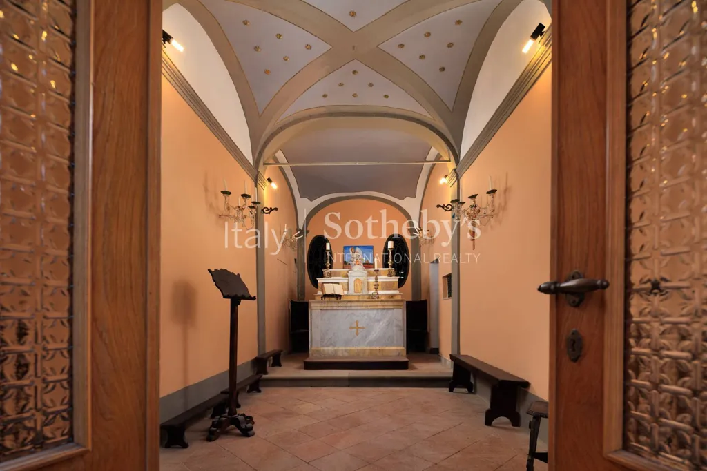 Entrée - Historic Estate with Vineyards in Chianti