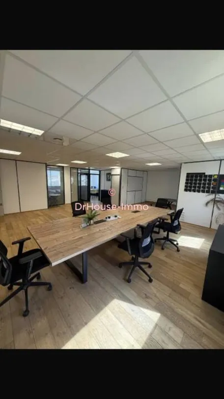Office - Office Space with Amenities in Marseille