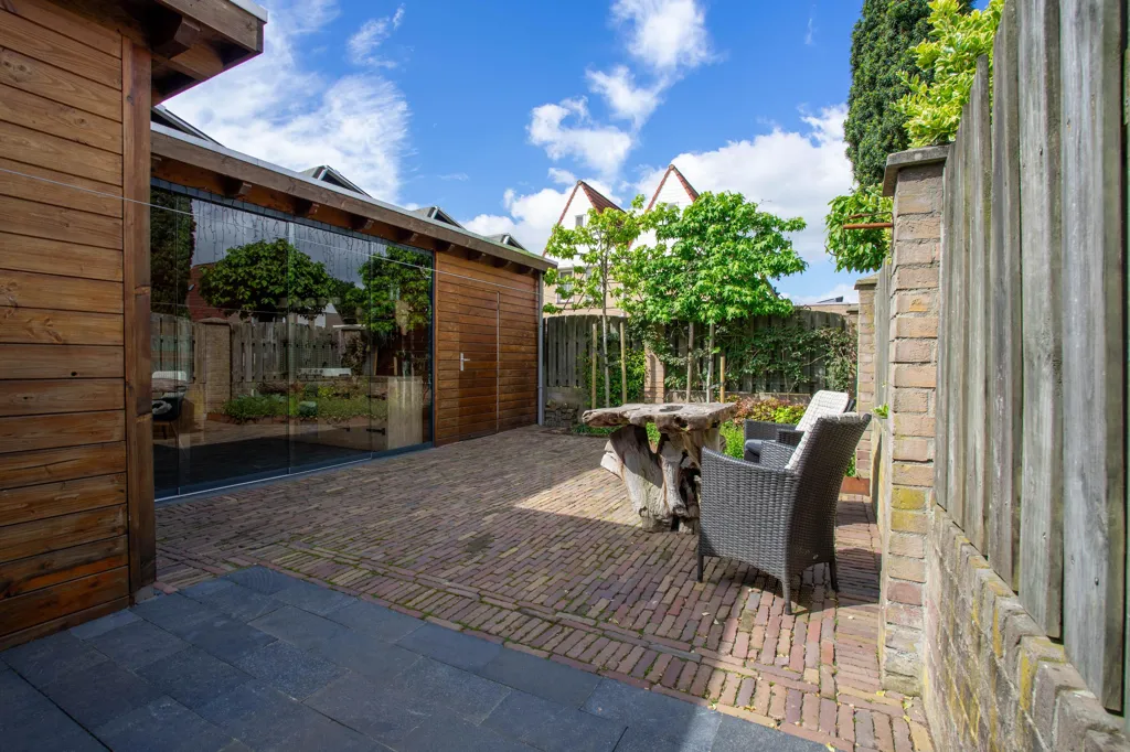 Aed - Linked Semi-detached House with Serre in Helmond