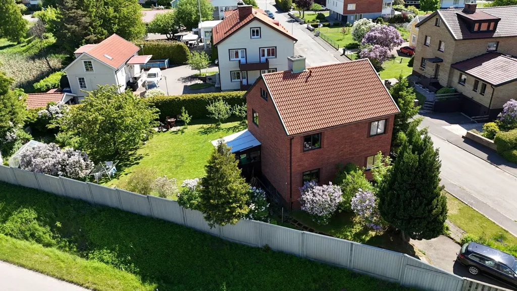 6-toaline maja asukohas Skövde kommun
