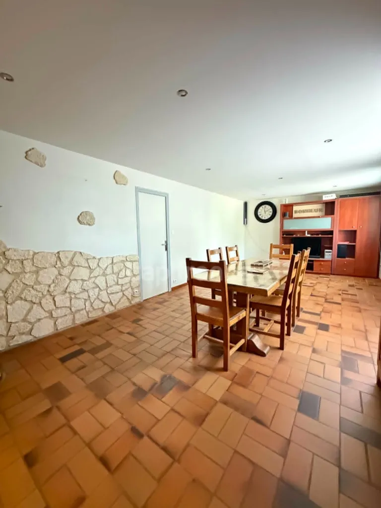 Söögituba - Contemporary Home with Storage in Aoste