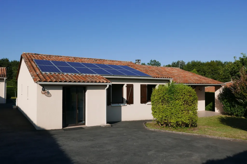 Extérieur - Maison avec Piscine et Jardin à Neuvic