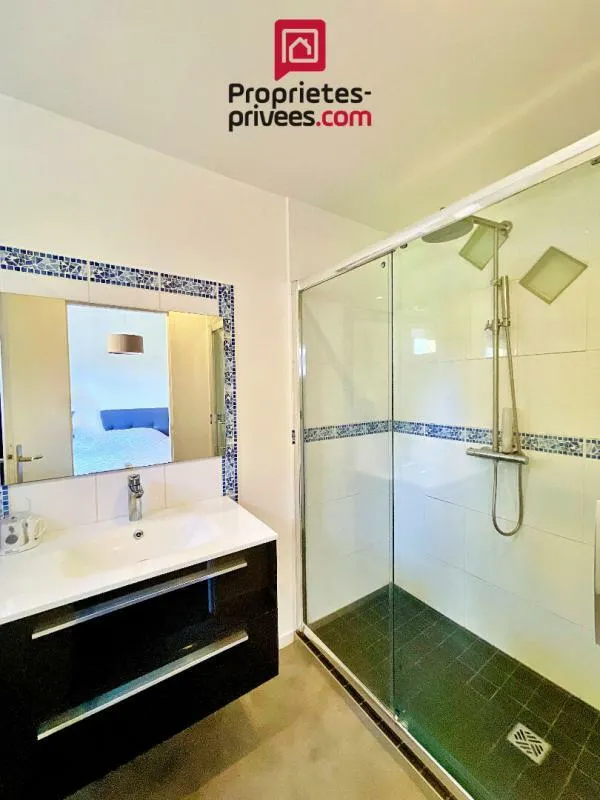Salles de bain - Maison Luxueuse avec Piscine à Latresne