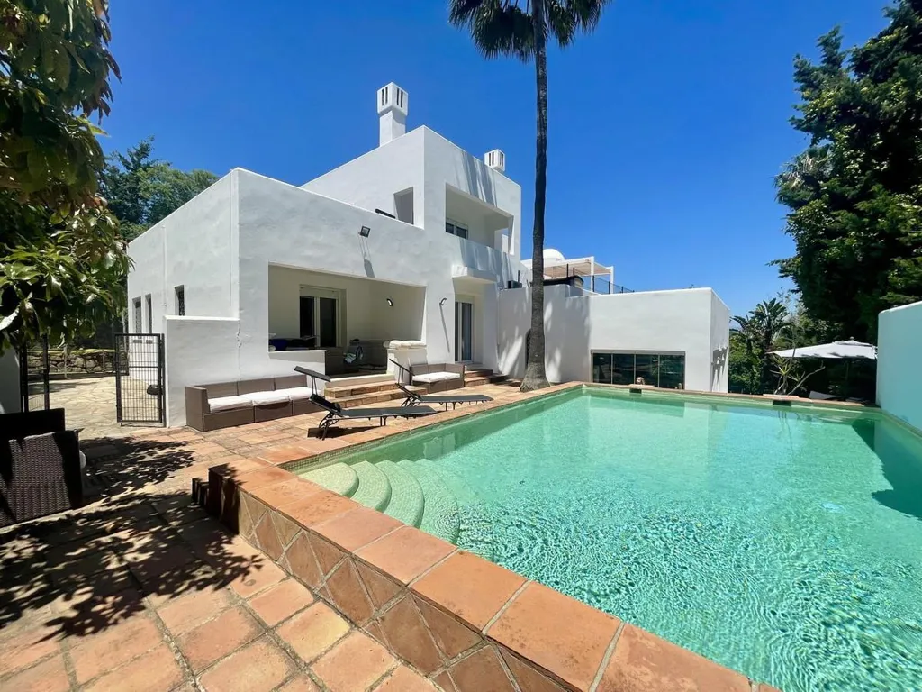 Piscine - Beachside Villa with Woodland Access in Sotogrande