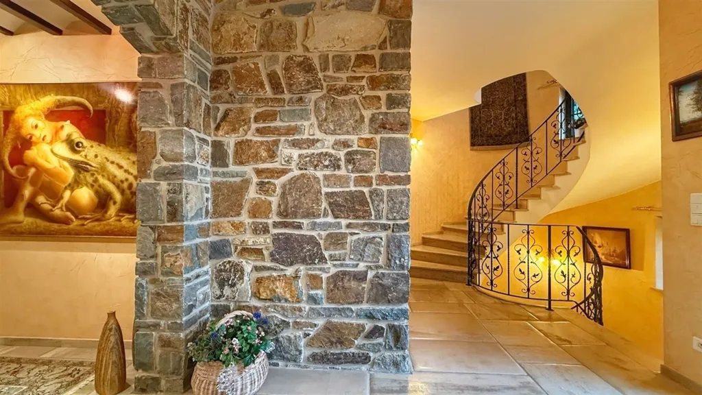hallway_entrance